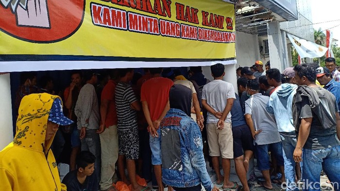 Sejumlah warga menduduki kantor Bank Mandiri Sidrap. Mereka meminta uang nasabah yang hilang dikembalikan (Hasrul Nawir/detikcom)