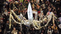 Menariknya parade karnaval hantu ini juga turut mengangkat isu mengenai perubahan iklim dalam karnaval tersebut.