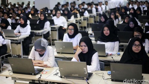 Para calon PNS mengikuti Seleksi Kompetensi Dasar (SKD) berbasis Computer Assisted Test (CAT) di Kantor Wali Kota Jaksel. Ada ribuan peserta yang mengikuti tes ini.