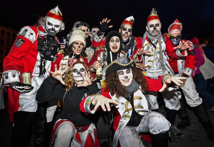 Parade Karnaval Hantu di Jerman Parade Karnaval hantu diselenggarakan di Cologne, Jerman, pada Sabtu (15/2) lalu. Para peserta mengenakan beragam kostum hantu untuk meriahkan karnaval itu.