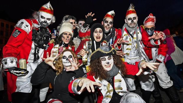 Parade Karnaval hantu diselenggarakan di Cologne, Jerman, pada Sabtu (15/2) lalu. Para peserta mengenakan beragam kostum hantu untuk meriahkan karnaval itu.