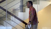 Lino juga diduga menyalahgunakan kewenangannya dengan memerintahkan penunjukan langsung kepada perusahaan asal China untuk pengadaan tiga QCC tersebut. Pada saat itu, Lino menjabat Direktur Utama PT Pelindo II.