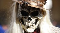 Kostum dan topeng yang dikenakan oleh warga maupun wisatawan pun beraneka ragam, salah satunya adalah topeng berbentuk seperti tengkorak ini yang dikenakan oleh seorang peserta di karnaval tersebut.
