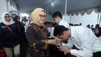 Ida Fauziyah saat tiba di Gedung Pencak Silat TMII, Jakarta Timur, untuk meninjau pelaksanaan proses Seleksi Kompetensi Dasar (SKD) CPNS Kemnaker. Istimewa/Kemnaker.