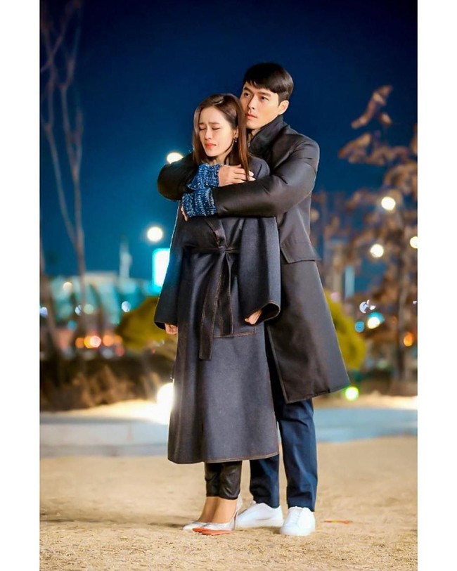 Adegan memeluk pasangan dari belakang ini nyaris selalu di setiap drama Korea, tak terkecuali Crash Landing On You. Pada episode 12 Crash Landing On You, Ri Jeong Hyeok memeluk Yoon Se Ri yang menangis di hari ulang tahunnya. Yoon Se Ri menangis karena mengira Ri Jeong Hyeok sudah meninggalkannya dan kembali ke Korea Utara. Sederet kata romantis pun diucapkan Ri Jeong Hyeok untuk menenangkan Yoon Se Ri. Foto: Dok. tvN