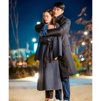 Adegan memeluk pasangan dari belakang ini nyaris selalu di setiap drama Korea, tak terkecuali Crash Landing On You. Pada episode 12 Crash Landing On You, Ri Jeong Hyeok memeluk Yoon Se Ri yang menangis di hari ulang tahunnya. Yoon Se Ri menangis karena mengira Ri Jeong Hyeok sudah meninggalkannya dan kembali ke Korea Utara. Sederet kata romantis pun diucapkan Ri Jeong Hyeok untuk menenangkan Yoon Se Ri. Foto: Dok. tvN