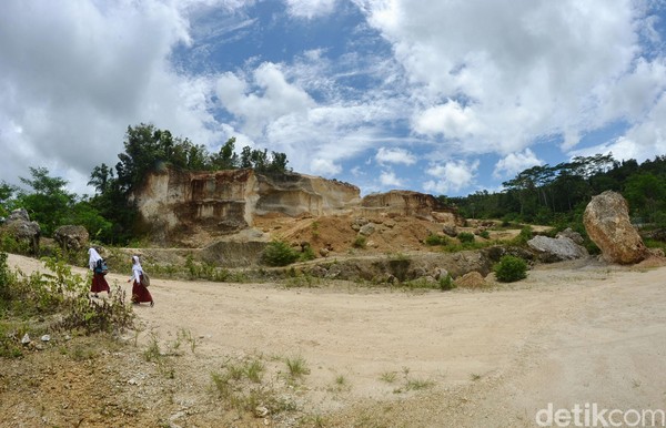 Bekas tambang kapur ilegal ini berada di Dusun Sindangsaei, Desa Banjarharja, Kecamatan Kalipucang, Kabupaten Pangandaran, Jawa Barat. Bekas tambang kapur ilegal ini berada di Dusun Sindangsaei, Desa Banjarharja, Kecamatan Kalipucang, Kabupaten Pangandaran, Jawa Barat.