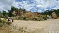 Bekas tambang kapur ilegal ini berada di Dusun Sindangsaei, Desa Banjarharja, Kecamatan Kalipucang, Kabupaten Pangandaran, Jawa Barat.