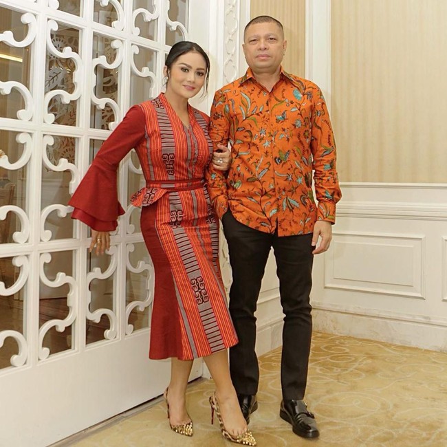 Saya senang bisa memakai salah satu motif kain Tais Timor Leste produksi @rayatex_timorleste usaha milik suami sy, semoga tambah sukses ,maju dan berkembang ya sayang. Hati-hati diperjalanan menuju Dili amor, tulis KD di salah satu unggahan. (Foto: Instagram/@krisdayantilemos)