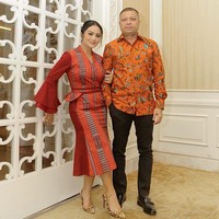 Saya senang bisa memakai salah satu motif kain Tais Timor Leste produksi @rayatex_timorleste usaha milik suami sy, semoga tambah sukses ,maju dan berkembang ya sayang. Hati-hati diperjalanan menuju Dili amor, tulis KD di salah satu unggahan. (Foto: Instagram/@krisdayantilemos)