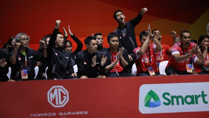 Firman Abdul Kholik dan pemain putra Indonesia merayakan kesuksesan di Kejuaraan Bulutangkis Beregu Asia 2020.