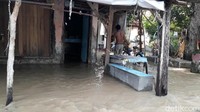 Air masuk ke dalam rumah warga.
