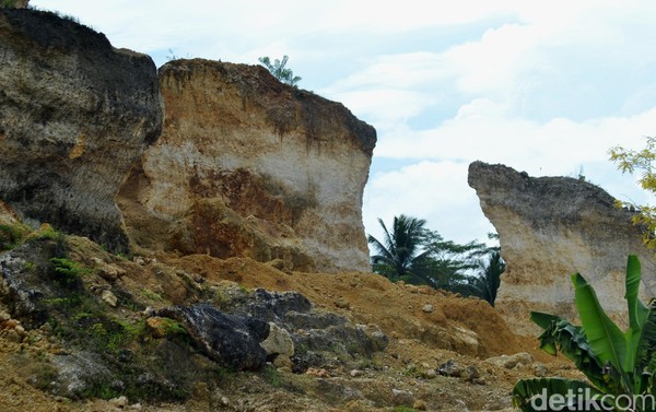 Warga sekitar khawatir bekas galian di pinggiran jalan raya menuju pantai Pangandaran ini justru terlihat indah oleh pengendara yang melintas. Tak jarang pengendara sengaja berhenti sekedar untuk berfoto. Warga sekitar khawatir bekas galian di pinggiran jalan raya menuju pantai Pangandaran ini justru terlihat indah oleh pengendara yang melintas. Tak jarang pengendara sengaja berhenti sekedar untuk berfoto.