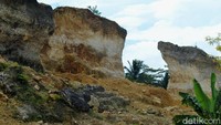 Warga sekitar khawatir bekas galian di pinggiran jalan raya menuju pantai Pangandaran ini justru terlihat indah oleh pengendara yang melintas. Tak jarang pengendara sengaja berhenti sekedar untuk berfoto. 