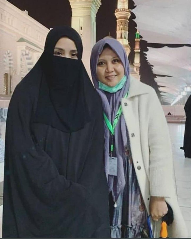 Pasangan selebriti Raffi Ahmad dan Nagita Slavina melaksanakan ibadah umrah sejak Jumat (14/2/2020). Keduanya juga mengajak tim Rans Family. Tak hanya mengajak tim Rans Family, Raffi dan Nagita juga mengajak keluarga untuk umrah bersama. Foto: instagram @ransfamily_1730