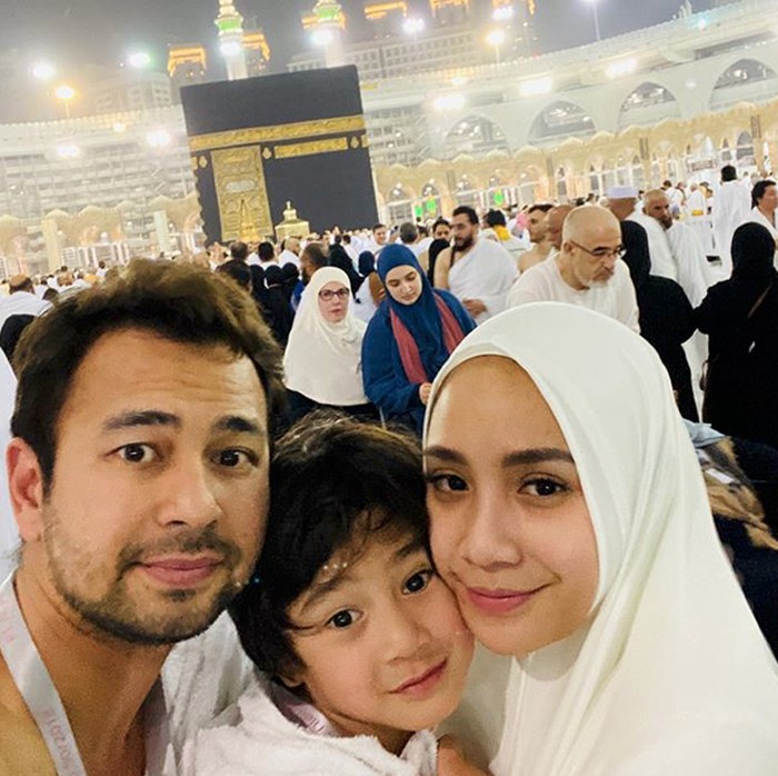 Raffi Ahmad dan Nagita Slavina saat umrah.