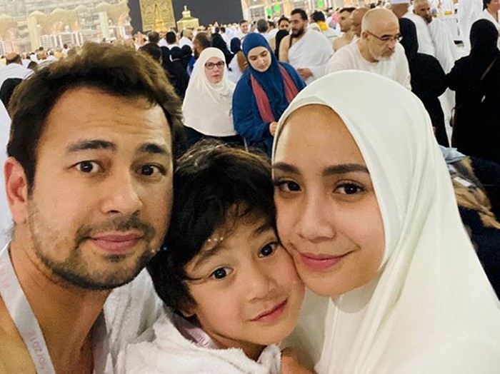Raffi Ahmad dan Nagita Slavina saat umrah.