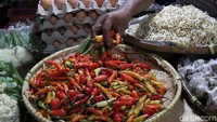 Harga cabai rawit kini masih berkisar Rp 50-60 ribu per kilogram, sedangkan saat normal berada pada kisaran Rp 20-30 ribu per kilogram.