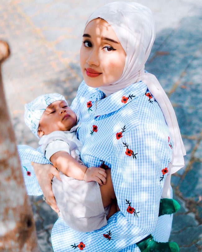 Beberapa waktu lalu sejumlah postingan menampilkan kemiripan antara seorang hijabers dengan Ariana Grande viral di Twitter. Hijabers tersebut diketahui bernama Nabila Azlan, ia adalah ibu satu anak asal Malaysia. Foto: Instagram @nblaazln