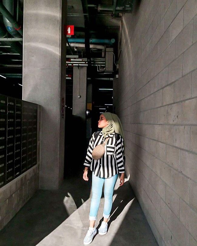 Untuk gaya busana, Nabila sering memakai baju kasual dengan gaya hijab yang ringkas. Foto: Instagram @nblaazln