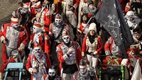 Tak sedikit warga dan wisatawan yang berkumpul untuk melihat langsung dan mengabadikan momen parade karnaval hantu tersebut.