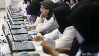 Para peserta disediakan laptop sebagai sarana tes.