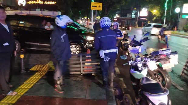 Dishub Jaksel Cabut Pentil 20 Kendaraan di Jalan Gunawarman.
