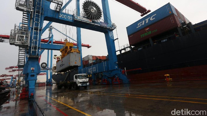 Aktivitas bongkar muat peti kemas di Terminal 3 Tanjung Priok, Jakarta, Senin (17/2/2020). Selama Januari 2020, ekspor nonmigas ke China mengalami penurunan USD 211,9 juta atau turun 9,15 persen dibandingkan bulan sebelumnya (mtm). Sementara secara tahunan masih menunjukkan pertumbuhan 21,77 persen (yoy).