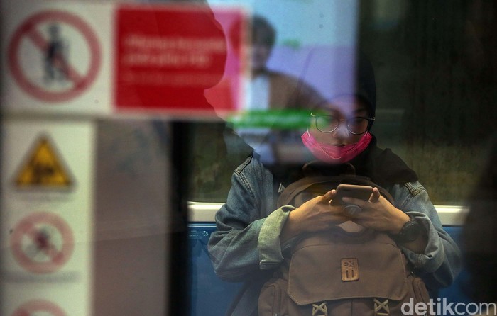 Cegah Virus Corona, Penumpang MRT Pakai Masker Penumpang Mass Rapid Transit (MRT) Jakarta terlihat memakai masker, Senin (17/2). Hal ini untuk mencegah virus corona.