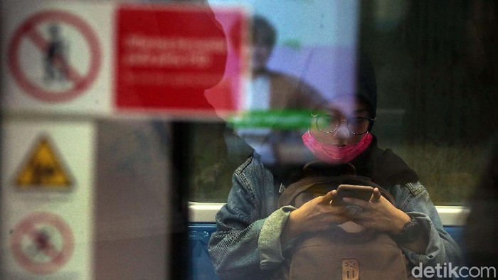 Penumpang Mass Rapid Transit  (MRT) Jakarta terlihat memakai masker, Senin (17/2). Hal ini untuk mencegah virus corona.