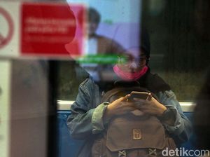 Cegah Virus Corona, Penumpang MRT Pakai Masker