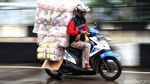 Semangat Juang Para Pencari Rezeki Menembus Hujan