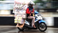 Pada siang hari, hampir seluruh wilayah Ibu Kota diperkirakan berawan. Hanya wilayah Jakarta Selatan dan Timur yang diprediksi diguyur hujan dengan intensitas sedang.