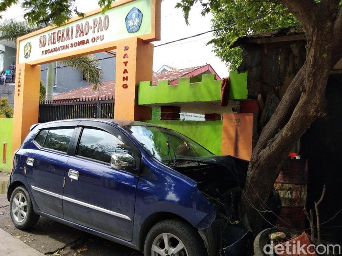 Mobil menabrak pohon di depan SD membuat siswa berhamburan keluar kelas (Hermawan Mappiwali/detikcom)