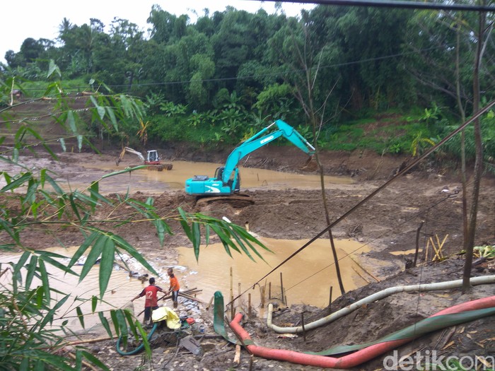 Jasa Marga-BBWS berupaya menyedot air di longsoran tol Cipularang