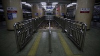 Suasana di stasiun bawah tanah Beijing yang sepi penumpang akibat mewabahnya virus corona.