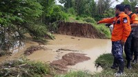 Kepala BPBD Kabupaten Brebes, Nuhsy Mansur mengatakan tanggul ini jebol akibat tidak bisa menahan derasnya air. Ditambahkan, selain di Desa Babakan, tanggul embung di Desa Limbangan juga mengalami hal serupa. Dampak jebolnya tanggul ini menyebabkan tambak ikan san udang rusak.