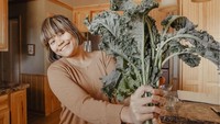 Di Instagram Wulan sering membagikan tips mengasuh anak. Seperti membuat camilan sehat, kale chips, untuk anaknya. Keripik kale ini dipanggang dengan bumbu minyak zaitun dan garam. Foto: Instagram wulanrussell