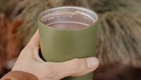 Nuansa foto Wulan di Instagram juga menarik perhatian dengan warna-warna bumi. Di foto ini ia menunjukkan kecintaannya akan hot chocolate. Foto: Instagram wulanrussell