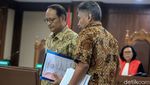Didakwa Rugikan Negara Rp 35 T, Eks Bos BP Migas Tertunduk Lesu