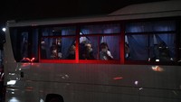 Warga AS yang berhasil dievakuasi dari kapal pesiar Diamond Princess itu nantinya akan menjalani karantina selama 14 hari di pangkalan udara militer AS. Getty Images/Carl Court.