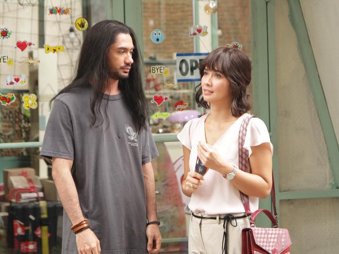 Reza Rahadian dan Marsha Timothy dalam film Toko Barang Mantan.