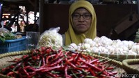 Harga cabai keriting kini masih berkisar Rp 50 ribu, sedangkan saat normal berada pada kisaran Rp 40 ribu.