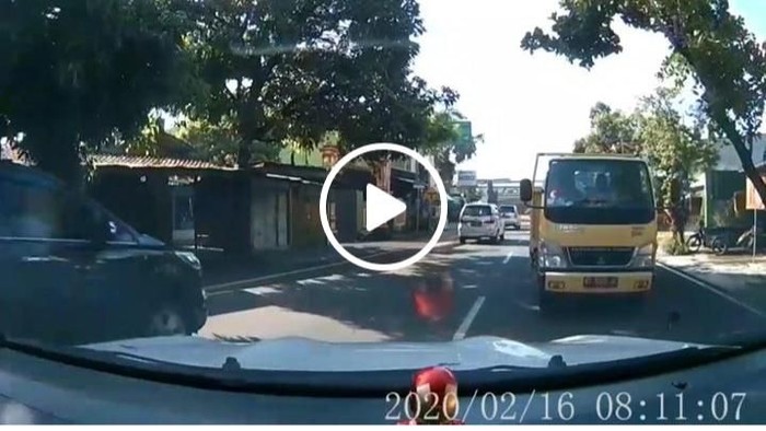 Tangkapan layar video mobil sedan hadang truk di Klaten, Senin (17/2/2020).