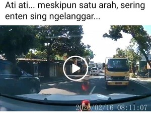 Heboh dari Jalanan Klaten Lagi! Kali Ini Pemobil Santuy Hadang Truk