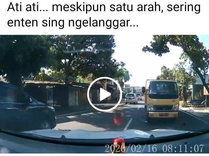 Tangkapan layar video mobil sedan hadang truk di Klaten, Senin (17/2/2020).