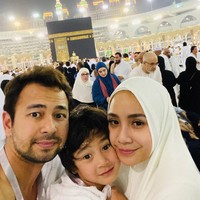 Nagita Slavina menjalankan ibadah umrah bersama suaminya, Raffi Ahmad dan putra mereka Rafathar bertepatan dengan momen ulang tahunnya dan Raffi. Nagita dan Raffi sama-sama berulang tahun pada 17 Februari Raffi dan Nagita hanya berbeda usia setahun. Foto: instagram @raffinagita1717