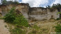 Kondisi bukit kapur itu saat ini terlihat riskan. Karena bagian bawah bukit dikeruk, sementara bagian atasnya tidak. 