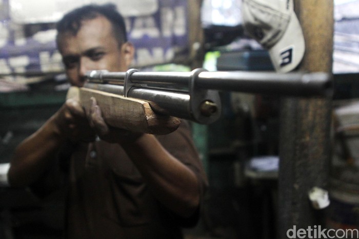 Pekerja menyelesaikan rakitan senapan angin di bengkel rumahan di Desa Cikeruh, Kecamatan Jatinangor, Kabupaten Sumedang, Jawa Barat, Senin (17/2/2020). Desa Cipacing Sumedang dikenal sebagai desa perakit senapan angin. Namun fakta sebenarnya, Desa Cikeruhlah yang menjadi pelopor pembuat senapan angin di Sumedang.