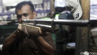 Pekerja merakit senapan angin di bengkel rumahan di Desa Cikeruh, Kecamatan Jatinangor, Kabupaten Sumedang, Jawa Barat, Senin (17/2/2020).